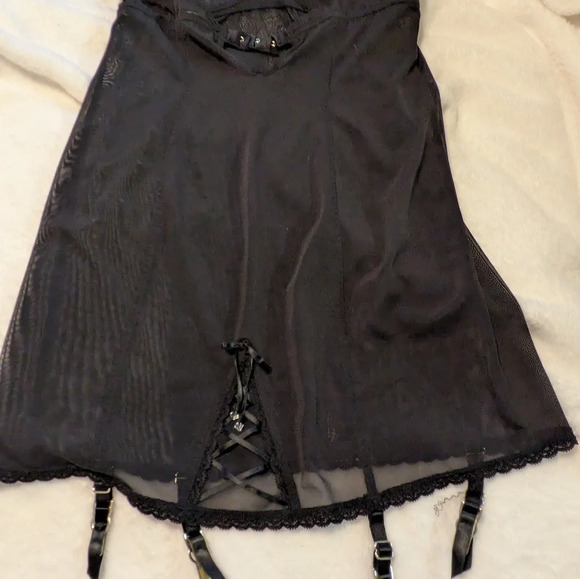 Victoria's Secret 34B corset with garter black and white faux lace - Picture 5 of 10